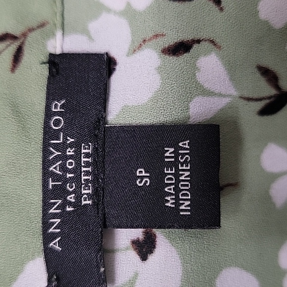 Ann Taylor Factory Fern Green w/ White Floral Pattern Sleeveless Blouse, Size SP - Picture 4 of 10